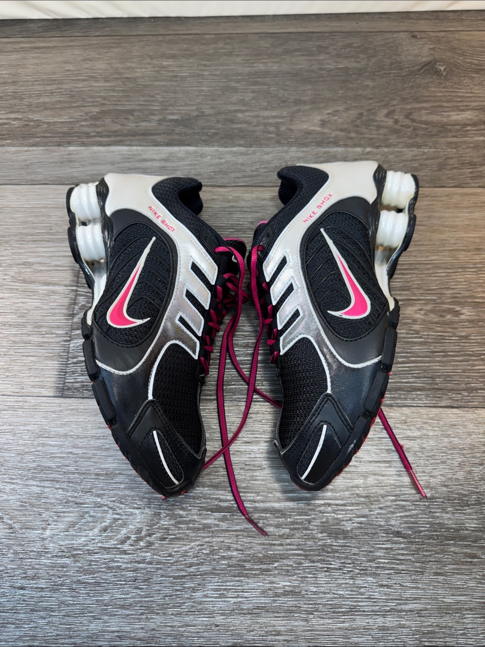 Nike ShOX Women’s Black & Pink Athletic Sneakers size 7 (j246)